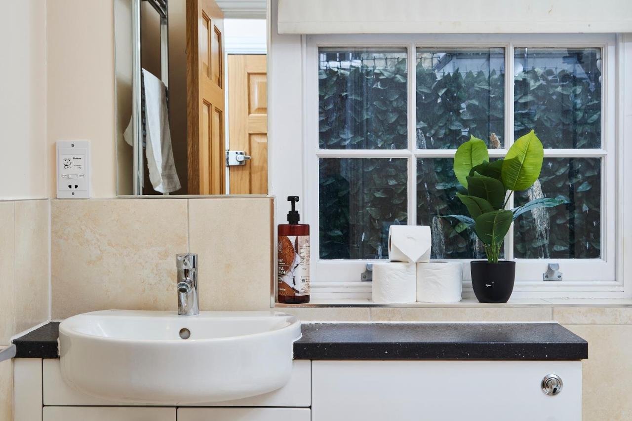 Stunning Hepburn Suite! Bath Exterior foto